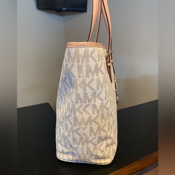 Michael Kors Jet Set Travel - Picture 8 of 16